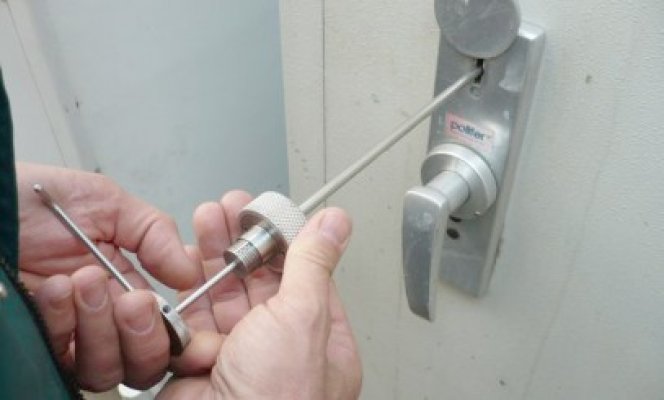 Spărgători de locuinţe, cercetaţi în stare de libertate
